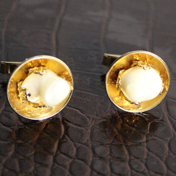 Vintage 1960s Gold Tone Metal White Natural Stone 3/4"⚡️BUY 3 for $55⚡️ - Picture 1 of 9